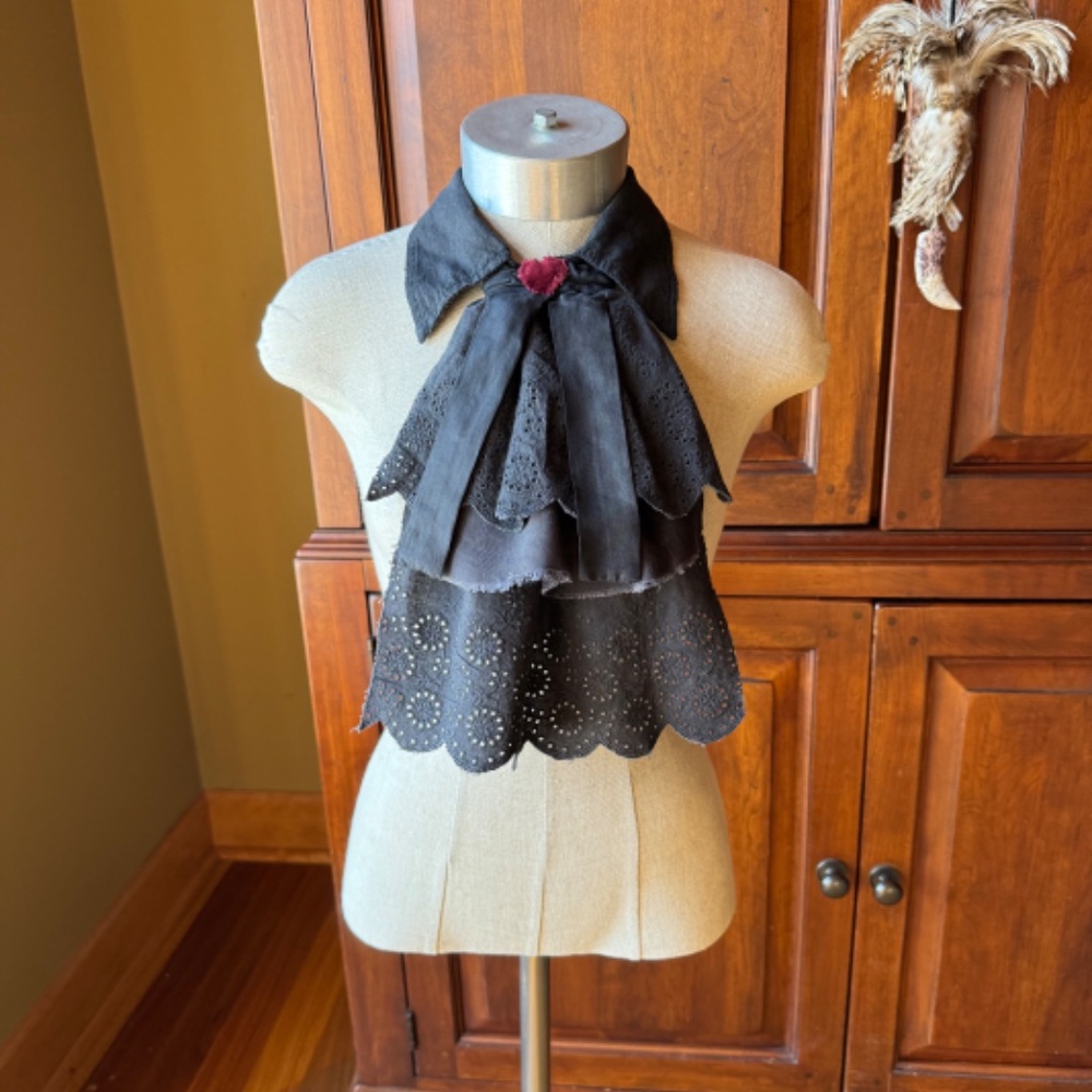 NWT Magnolia Pearl Eyelet Sinclair Jabot with Heart in Ozzy - Picture 2 of 4